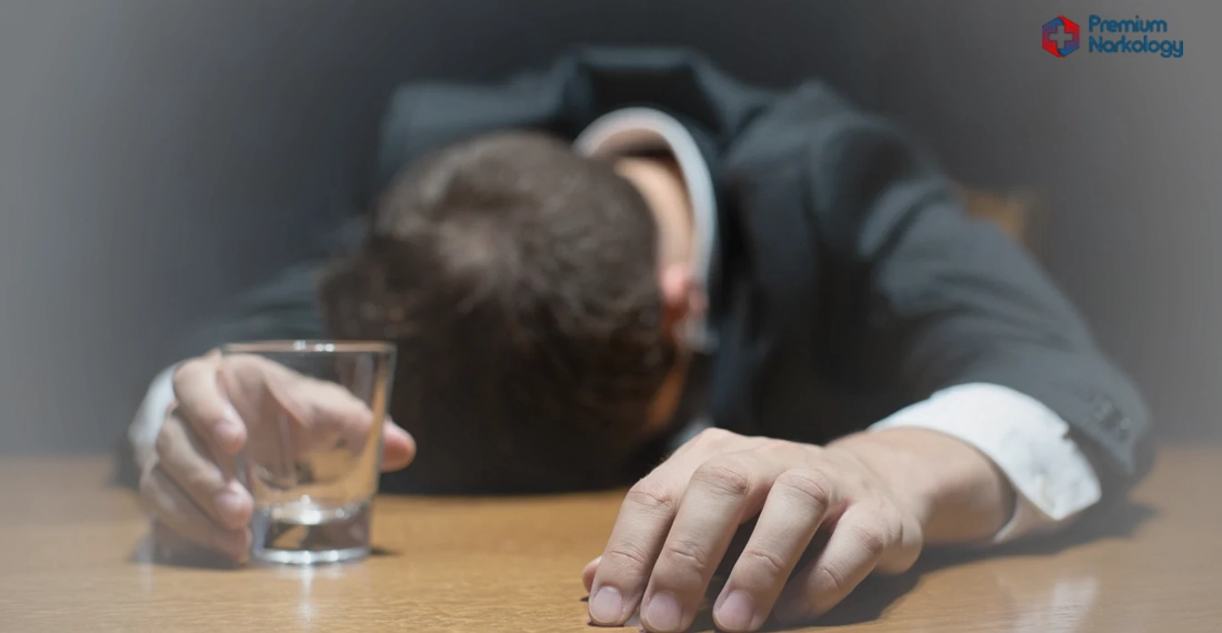 мужчина с рюмкой водки спит за столом